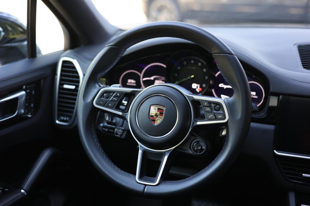 Stuur en dashboard van een Porsche Cayenne bij DickerSchutz