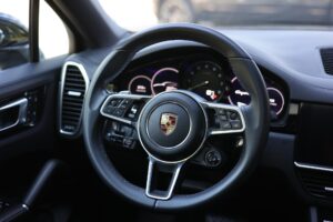 Stuur en dashboard van een Porsche Cayenne bij DickerSchutz