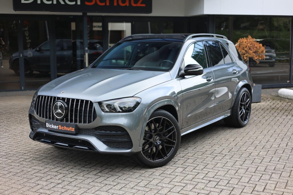 Mercedes-Benz GLE voor de showroom van DickerSchutz